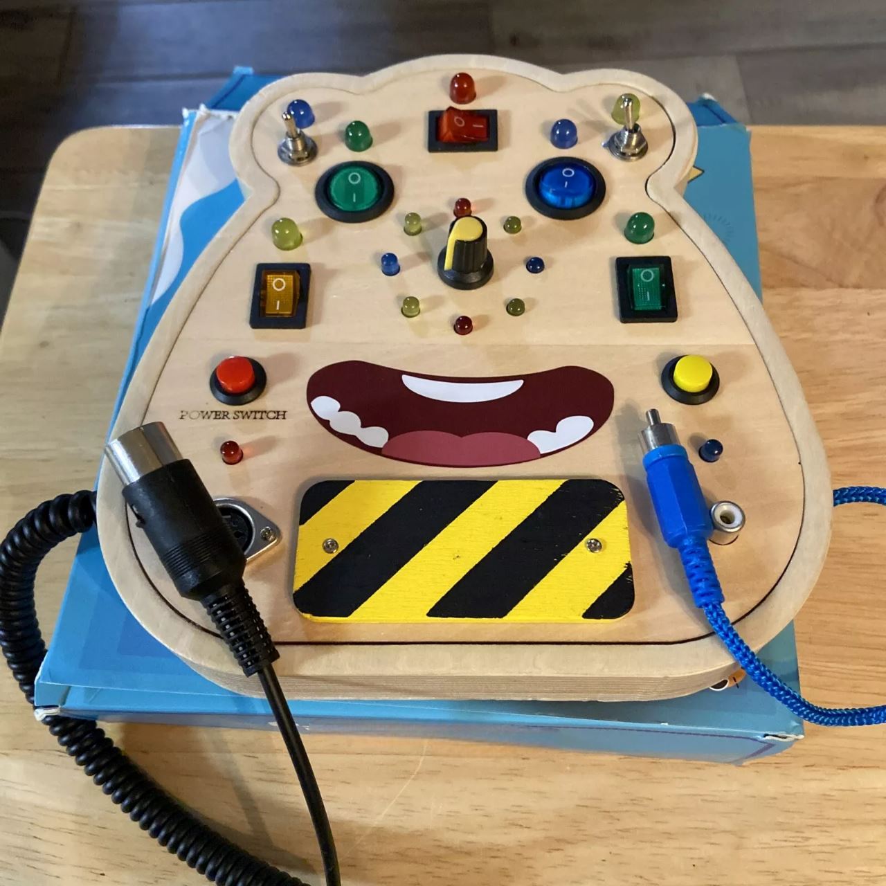 Tableau Montessori - BusyBoardCircuit™ - Visage - Mon Bébé s'Éveille